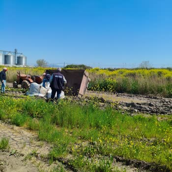 Bozuk Yol Nedeniyle Üzüm Çuvallarının Kaybı Ve Belediye İhmali