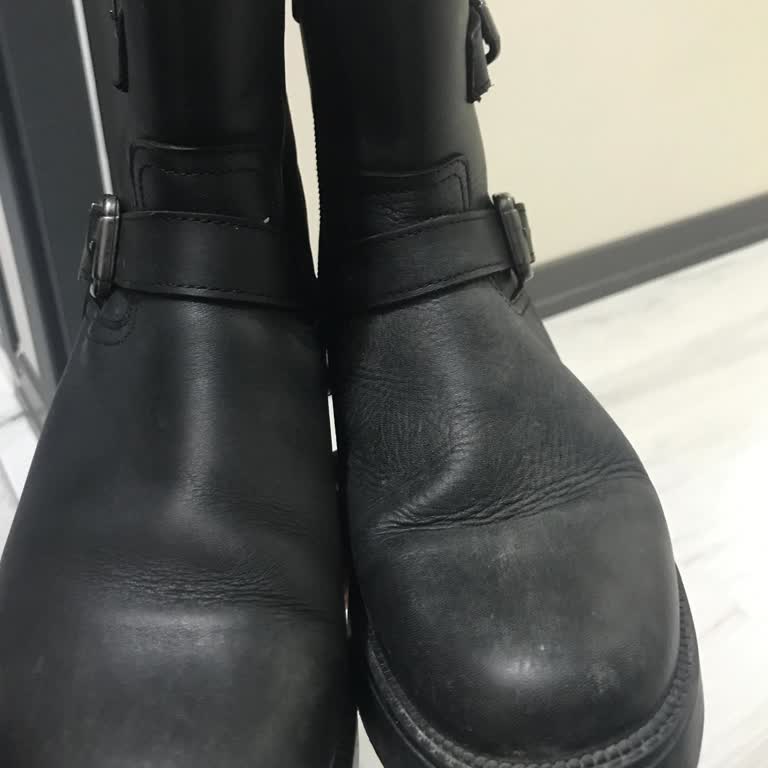 Kısa Sürede Deforme Olan Ve Fermuarı Açılan Bot, Mağazadan Çözüm Bulunamadı