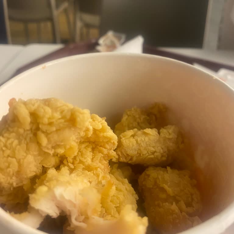 Marmara Park Popeyes Şubesinde Çiğ Tavuk Servisi Güven Kaybına Neden Oluyor