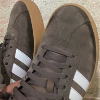 Samsun Bulvar AVM'de Yeni Adidas Süet Ayakkabıda Hızlı Renk Atması Ve Değişim Talebi