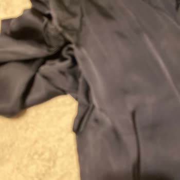 Lacivert Kuşaklı Saten Elbisede Kuşak Eksik, Müşteri Hizmetinden Çözüm Bekleniyor