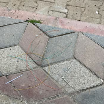 Türk Telekom Çalışması Sonrası Apartmanda Dağınık Kablo Parçaları Ve Güvenlik Tehlikesi