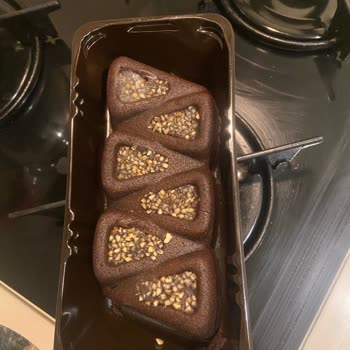 Eti Browni Kekinde Küflenme Ve Değişim Talebi