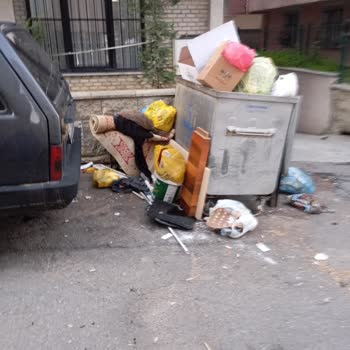 Apartman Önündeki Çöp Konteyneri Otoparkı Kirletiyor Ve Koku Sorunu Yaratıyor