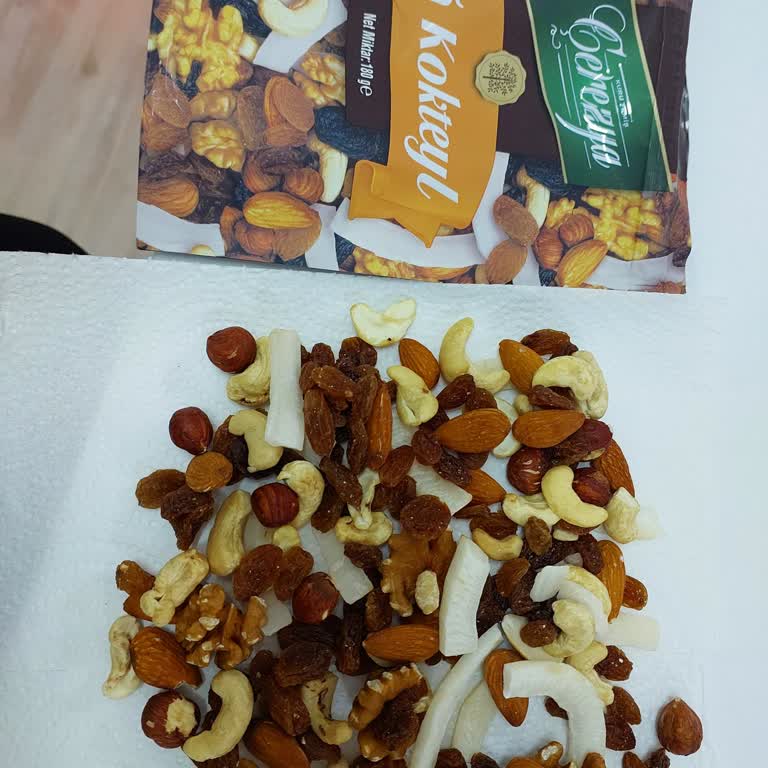 Çerezya Çiğ Kokteylinde Ambalajdaki Siyah Üzüm Gerçek Olmadı