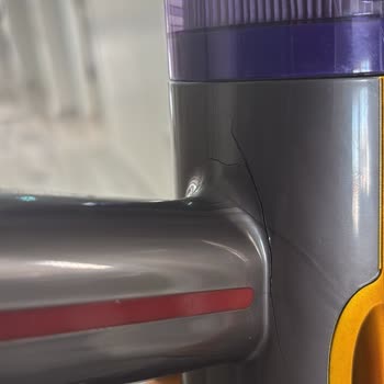 Dyson V12 Süpürgenin Ana Gövdesi Kırıldı Ve Boyası Aksıyor