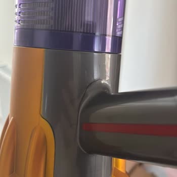 Dyson V12 Süpürgenin Ana Gövdesi Kırıldı Ve Boyası Aksıyor
