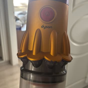 Dyson V12 Süpürgenin Ana Gövdesi Kırıldı Ve Boyası Aksıyor