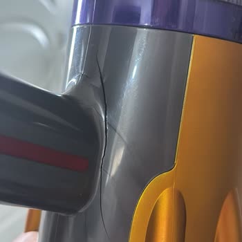 Dyson V12 Süpürgenin Ana Gövdesi Kırıldı Ve Boyası Aksıyor