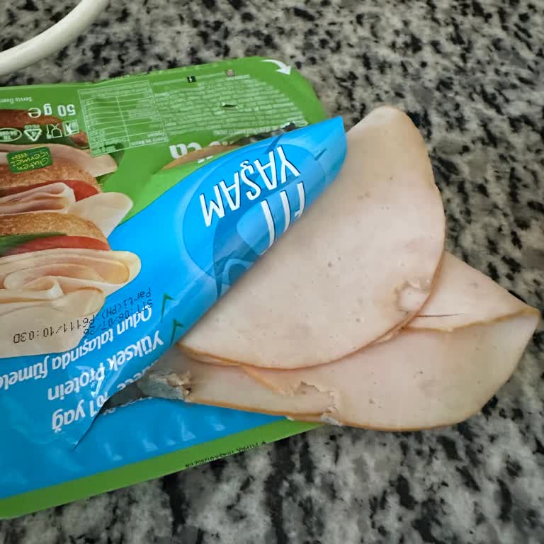 Polonez Fit Yaşam Hindi Füme Eti Ambalajı Kapalıyken Küflendi