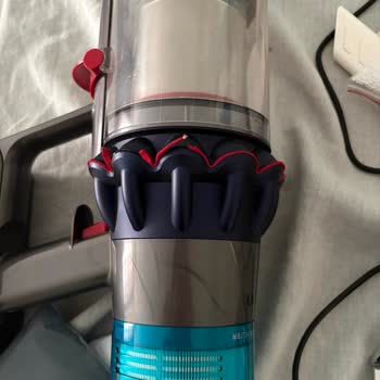 Dyson V15 Detect Performans Düşüklüğü Ve Kırılan Süet Parçası İçin Değişim Talebi