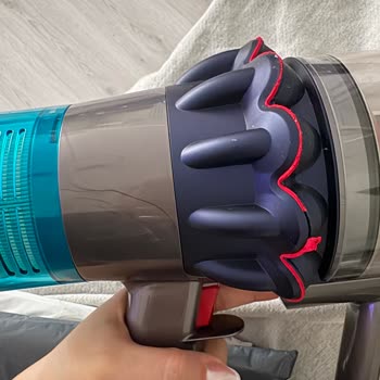 Dyson V15 Detect Performans Düşüklüğü Ve Kırılan Süet Parçası İçin Değişim Talebi