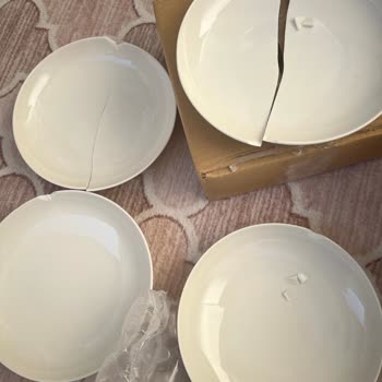 Kırık Gelen Yemek Takımı Ve Cevapsız Müşteri Hizmetleri