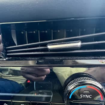 Garanti Kapsamındaki Orta Konsol Klima Menfezlerinin Tek Taraflı Kırılması Ve Servisin Reddi