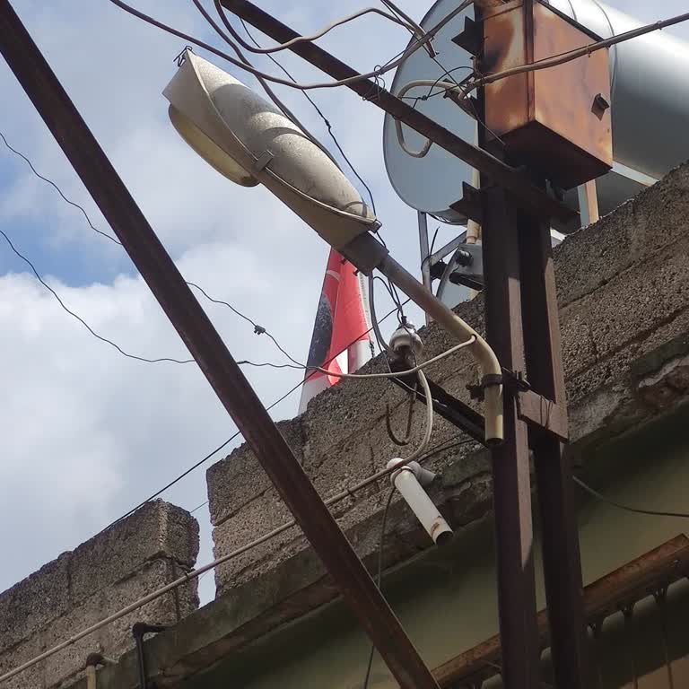 Yan Tarafa Bakan Sokak Lambası Karanlık Ve Güvenlik Sorunu Yaratıyor