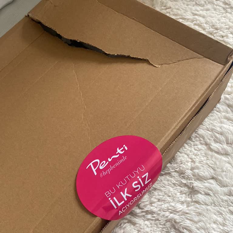 Yırtık Kargo Poşeti İç Giyimde Hijyen Şüphesi Yaratıyor