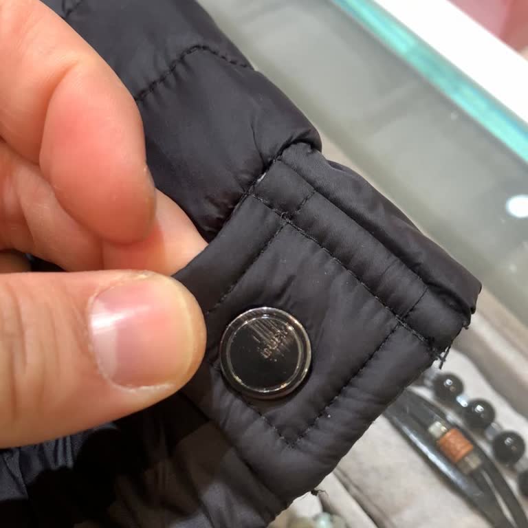 Su Geçirmez Garantili Mont Yağmurda Su Geçiriyor Ve Düğme Çizikli, İade Talebi