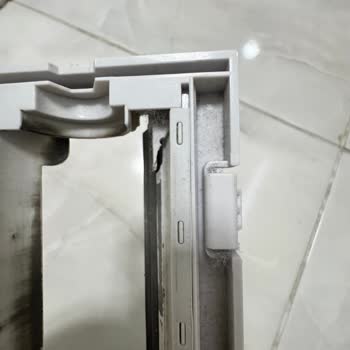 Alt Kapak Kırılması Garanti Dışı Sayıldı Ve Yarı Fiyatına Satıldı