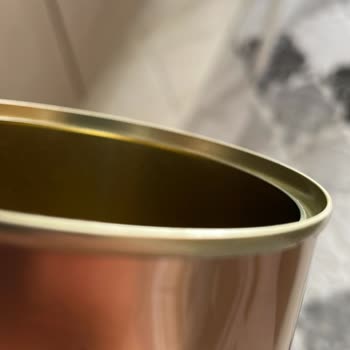 Metal Kap Keskin Köşesi Parmak Kesildi Ve İki Dikiş Gerekti