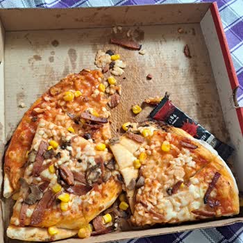 Sbarro’da Kutu Dağınık, Çiğ Pizza Ve Tam Ücret İadesi Talebi