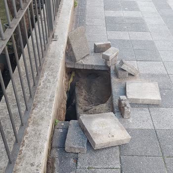 Kadıköy Belediyesi'nden Canan Sokak'taki Çökmüş Kaldırımın Acil Onarımı Talebi