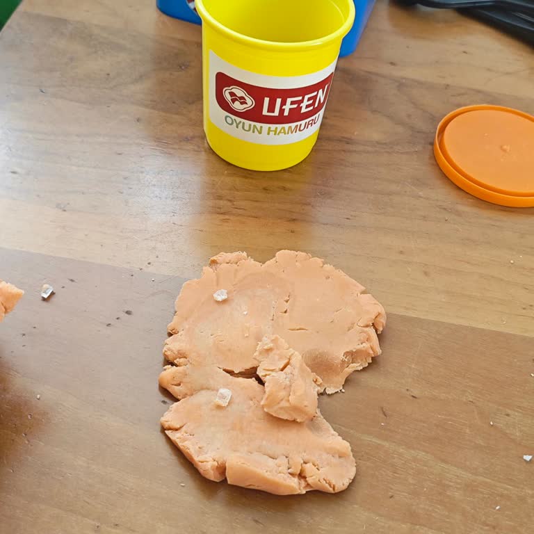 Ufen Oyun Hamurunda Cam Parçası Bulundu, Çocuk Güvenliği Tehlikede