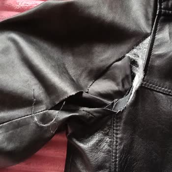 Derimod Deri Ceket Kol Dikişi Patlaması Ve Boya Lekesi Üzerine Ücretsiz Onarım Talebi