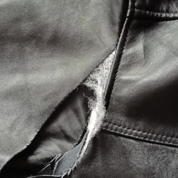 Derimod Deri Ceket Kol Dikişi Patlaması Ve Boya Lekesi Üzerine Ücretsiz Onarım Talebi