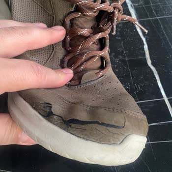 Skechers Ayakkabısının Deri Kısmı Yırtıldı, 2 Yıllık Garanti Süresi Nedeniyle Yardım Reddedildi