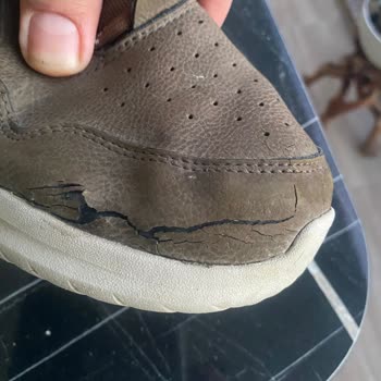 Skechers Ayakkabısının Deri Kısmı Yırtıldı, 2 Yıllık Garanti Süresi Nedeniyle Yardım Reddedildi