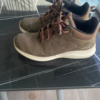 Skechers Ayakkabısının Deri Kısmı Yırtıldı, 2 Yıllık Garanti Süresi Nedeniyle Yardım Reddedildi