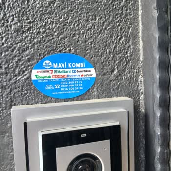 Mavi Kombi İzin Almadan Her Yere Reklam Yapıştırıyor