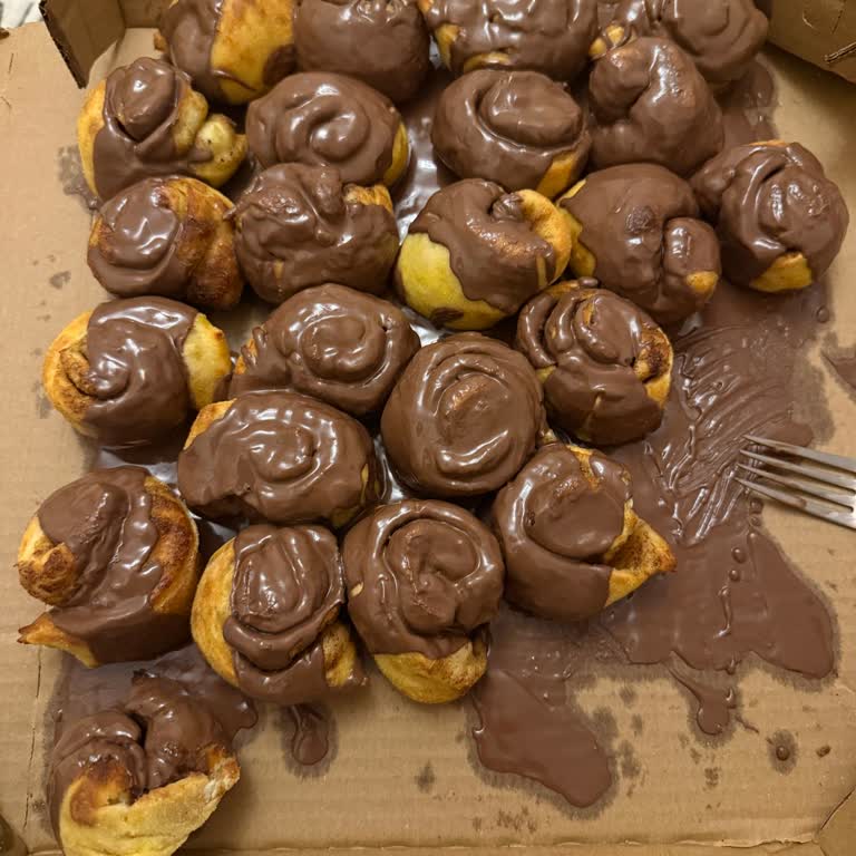 Cinnamon Roll’un Çikolatası Kutunun İçine Sızdı, İade Ve Özür Talebi