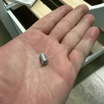 Eksik Özel Vidalar Nedeniyle Hemnes Divan Kurulamıyor, IKEA Çözüm Sunamıyor