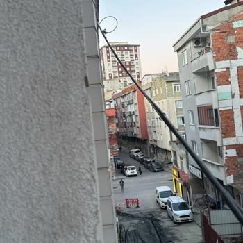 Bedaş’ın Sokak Aydınlatma Kablolarının Balkon Yakınına Yakın Yerleşimi Acil Güvenlik Tehdidi