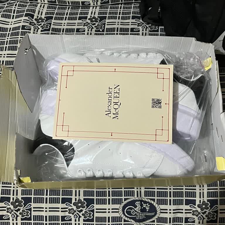 Instagram'dan Aldığım Alexander McQueen Ayakkabı Kalitesiz Ve Yanıltıcı, Tam İade Talep Ediyorum