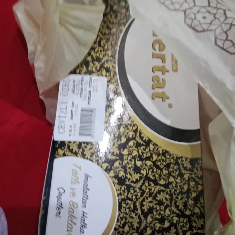 Baklava Dükkanında Emir Tonlu Kasiyer