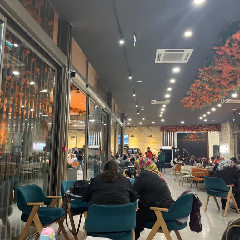 Aynı Sefa Kafede Kadınlar İçin Adaletsiz Oturma Ve Uzun Bekleme