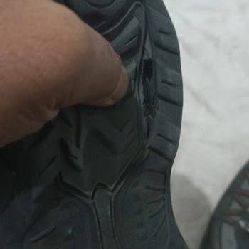 Moda İem Canlı Mezat Ayakkabının Tabanı Üç Farklı Yerden Yırtıldı