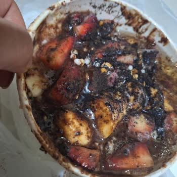 Shabby Street Food Kadıköy Çilekli Waffle'in Yarım Pişmiş Ve Yağlı Sosu Mide Krampına Neden Oldu
