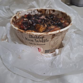 Shabby Street Food Kadıköy Çilekli Waffle'in Yarım Pişmiş Ve Yağlı Sosu Mide Krampına Neden Oldu