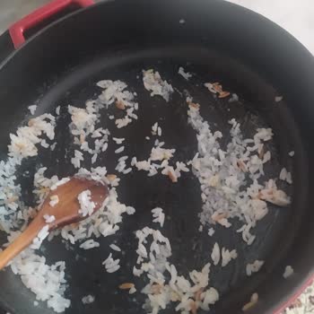 Lava Tencere İlk Kullanımda Yapıştı, Çıkarılamayan Lekeler Ve İade Talebi