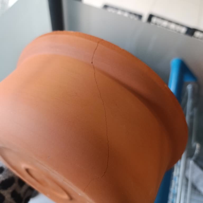 Kapalı Üründe Çatlak Tencere Ve Mağaza Personelinin Saygısız Tutumu