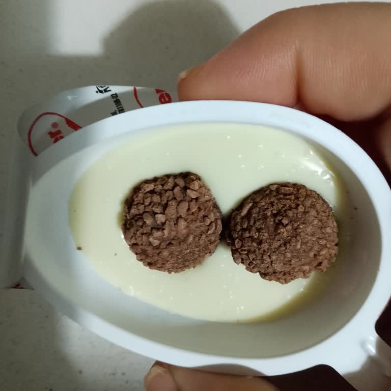 Kinder Joy’da Beyaz Kabarcıklar Ve Tabaka Görüntüsü Güveni Sarsıyor