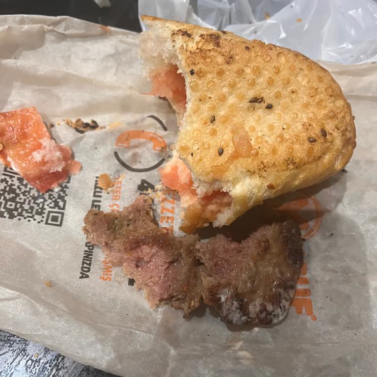 Buz Gibi Ve Çiğ Köfte Gelen Siparişte Mağduriyet Ve İletişim Sorunu