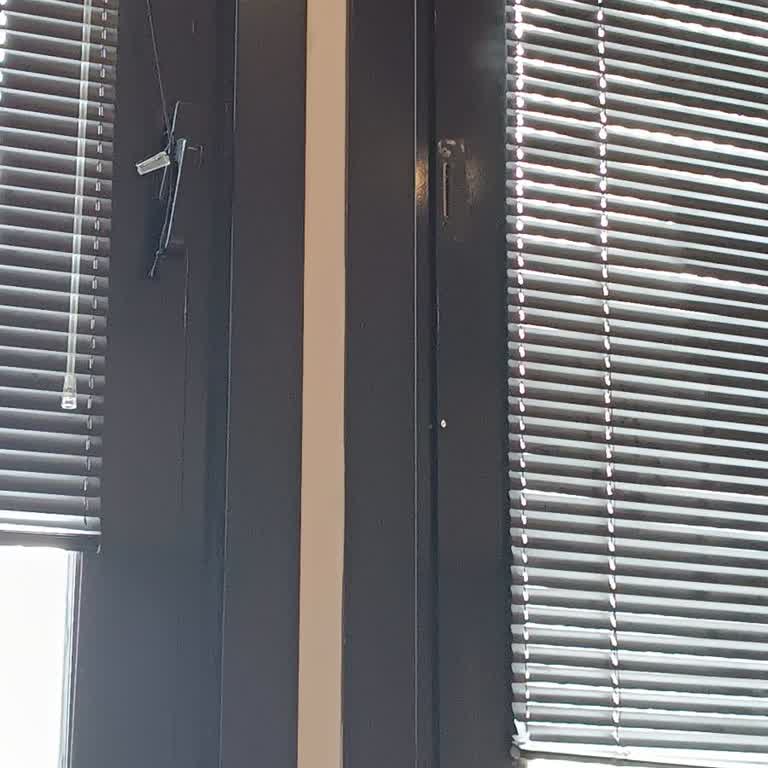 Kütüphane Sistem Odasında Kırık Pencere Kolları Ve Havalandırma Sorunu