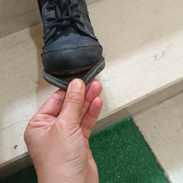 FLO Mağazasındaki Botun 2 Ayda Ön Kısmı Çöktü, Garanti Kapsamında Değişim İstiyorum