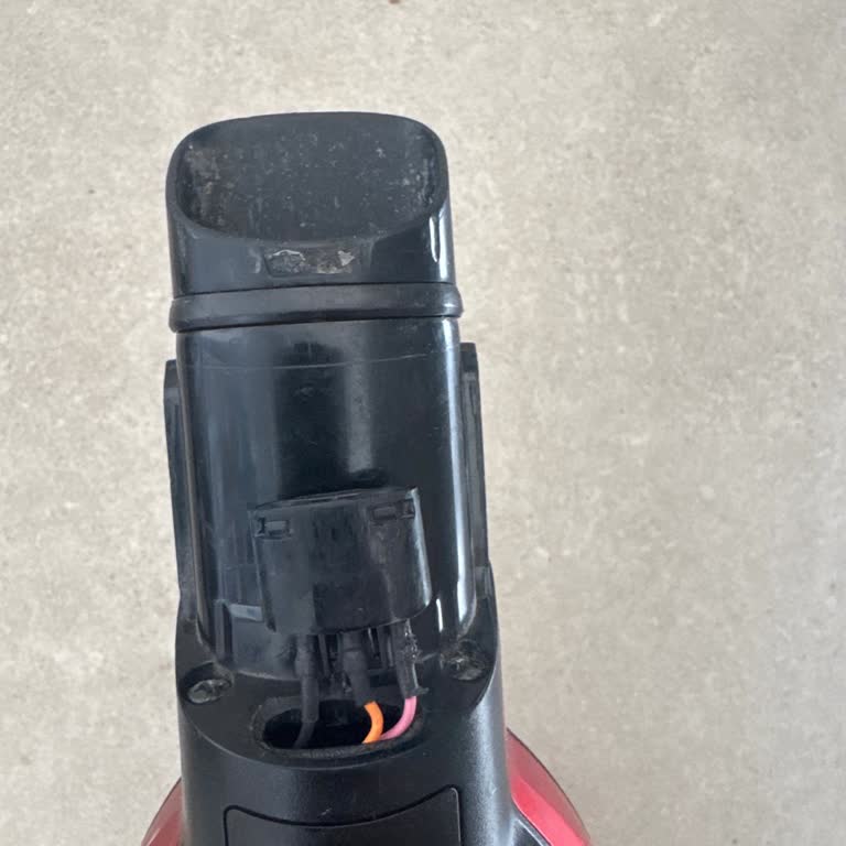 Philips XC7043 Süpürge Bağlantı Kısımlarının Kendiliğinden Kırılması Ve Garanti Kapsamında Ücretsiz Onarım İsteği