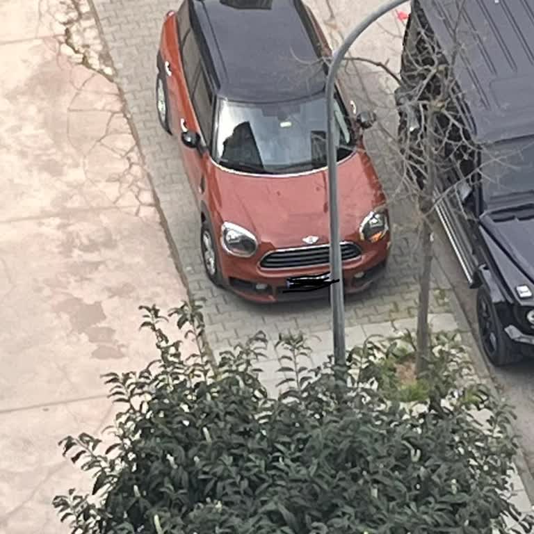 Kadıköy BİM Şubesi Kaldırımları Otoparka Dönüştürerek Yayaları Engelliyor