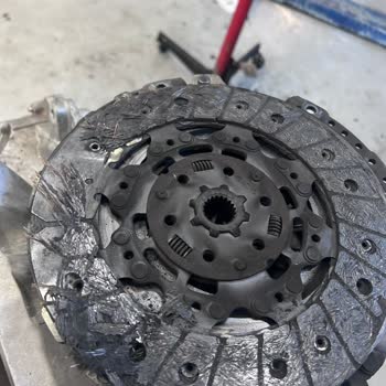 Ford Courier’da 5544 Km’de Debriyaj Ve Volan Arızası, 14 Gün Servis Beklemesi Ve İkame Araç Yok